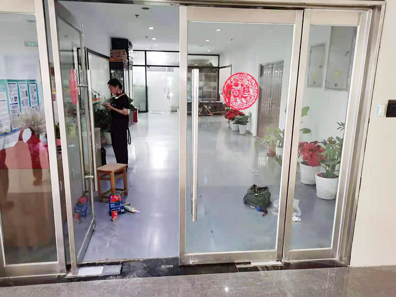玻璃門地彈簧更換：地彈簧是一種閉門器，而這種閉門器在玻璃門中使用較多。玻璃門地彈簧也是一種液壓式閉門器，其壓緊彈簧的裝置為蝸輪，主要是因?yàn)槲佪喛梢哉聪蛐D(zhuǎn)，根據(jù)玻璃門地彈簧的特點(diǎn)，基本配置是天軸和地軸，除了玻璃門，可以適用于幾乎所有木制、鋼制、鋁合金門和使用玻璃門夾的無邊框玻璃門。