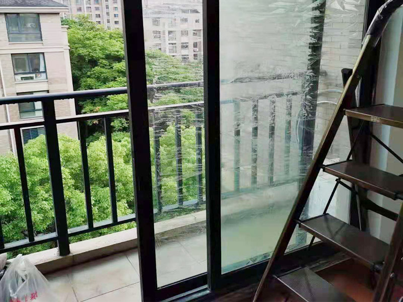 玻璃門地彈簧更換：地彈簧是一種閉門器，而這種閉門器在玻璃門中使用較多。玻璃門地彈簧也是一種液壓式閉門器，其壓緊彈簧的裝置為蝸輪，主要是因?yàn)槲佪喛梢哉聪蛐D(zhuǎn)，根據(jù)玻璃門地彈簧的特點(diǎn)，基本配置是天軸和地軸，除了玻璃門，可以適用于幾乎所有木制、鋼制、鋁合金門和使用玻璃門夾的無邊框玻璃門。