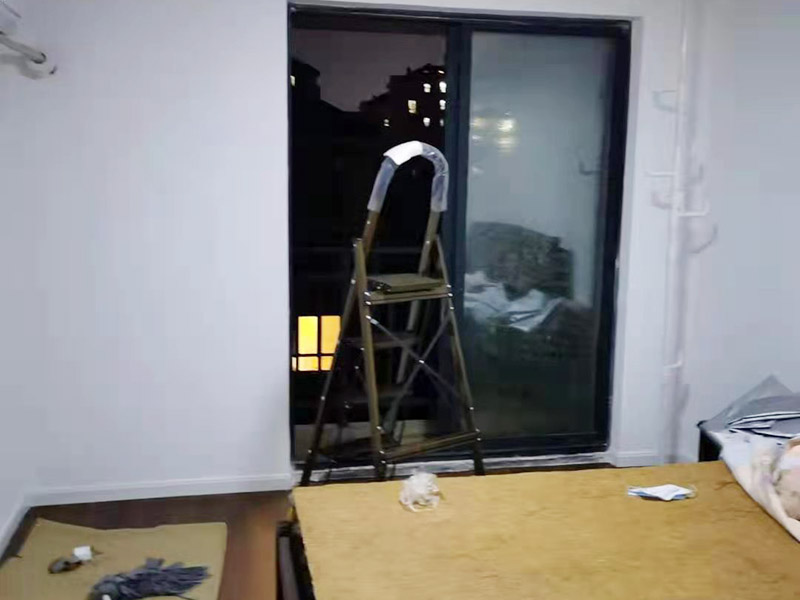 玻璃門地彈簧更換：地彈簧是一種閉門器，而這種閉門器在玻璃門中使用較多。玻璃門地彈簧也是一種液壓式閉門器，其壓緊彈簧的裝置為蝸輪，主要是因?yàn)槲佪喛梢哉聪蛐D(zhuǎn)，根據(jù)玻璃門地彈簧的特點(diǎn)，基本配置是天軸和地軸，除了玻璃門，可以適用于幾乎所有木制、鋼制、鋁合金門和使用玻璃門夾的無邊框玻璃門。
