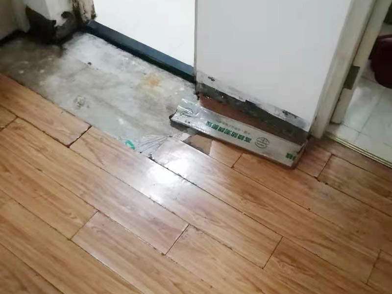 地板重新鋪貼：首先將原有的木地板或者瓷磚拆除掉，最好先從踢腳線開始拆除，這樣比較方便拆一點。然后如果發(fā)現(xiàn)地面不平整的地方，再重新打磨平整后，最后再重新上地磚或是木地板來鋪貼。