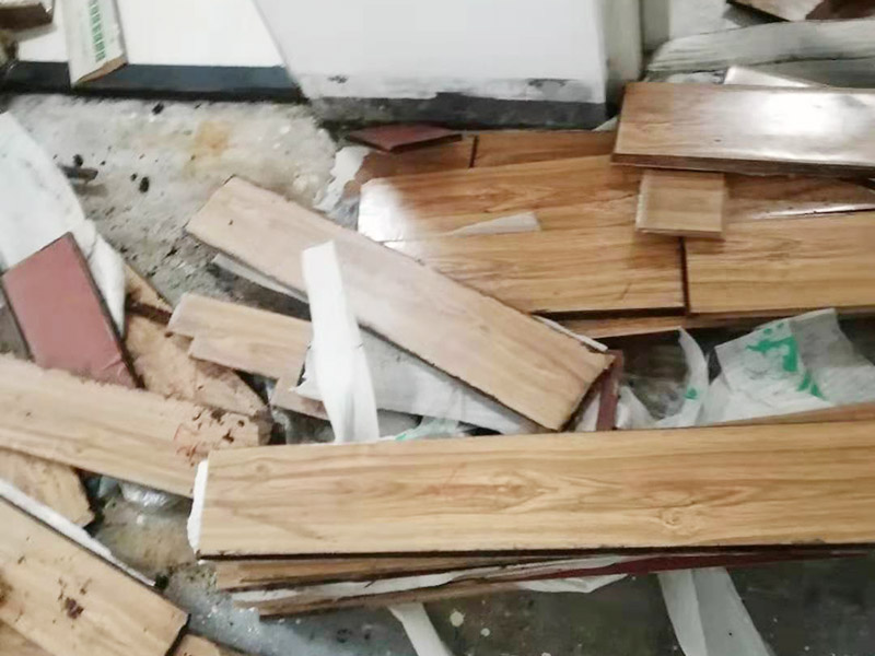 地板重新鋪貼：首先將原有的木地板或者瓷磚拆除掉，最好先從踢腳線開始拆除，這樣比較方便拆一點。然后如果發(fā)現(xiàn)地面不平整的地方，再重新打磨平整后，最后再重新上地磚或是木地板來鋪貼。