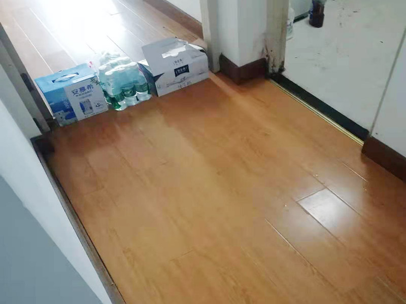 地板重新鋪貼：首先將原有的木地板或者瓷磚拆除掉，最好先從踢腳線開始拆除，這樣比較方便拆一點。然后如果發(fā)現(xiàn)地面不平整的地方，再重新打磨平整后，最后再重新上地磚或是木地板來鋪貼。