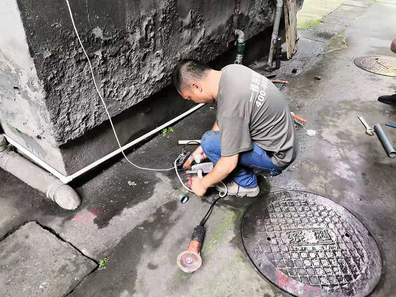水管漏水更換改造：先找到水管漏點，然后用鋸子將PPR管出現(xiàn)漏水問題的位置鋸掉，同時要注意的是口子必須是平整的，用砂紙對管材的斷口進(jìn)行打磨處理，順便將管道打磨區(qū)域周邊打掃一下，再截取合適長度的ppr管，最后把管件和截取的ppr管熱熔到一起。