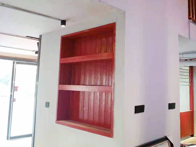 展示柜刷油漆改色：首先需要除去展示柜上的浮塵和積土，然后用細(xì)砂紙進(jìn)行摩擦擦除，注意不要太用力導(dǎo)致家具表面受損，如果有破損的地方，就需要先行修補(bǔ)再刷漆。