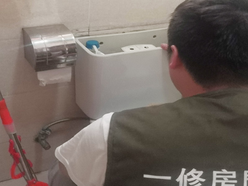 局部拆除維修：榻榻米的安裝是一個很講究工藝且相對較為復雜的過程，沒有專業(yè)人士的輔助，是根本裝不上的。只能安裝在固定的地方，所以后期如果有空間需要重新規(guī)劃只能拆除它，拆除時榻榻米可能就不能保證不損壞。