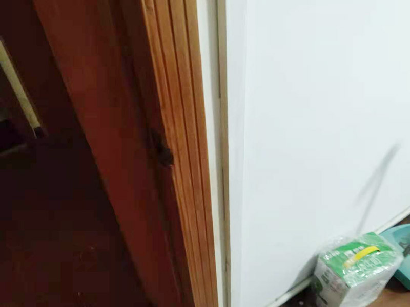 門(mén)框破損維修：首先將破損的洞清理干凈，用砂紙打磨一下除去污垢，將膩?zhàn)雍秃锰钤诳斩磧?nèi)，等膩?zhàn)痈珊笥蒙凹埓蚰ス饣?，或者速干膠干透的木渣也是打磨光滑，除去上邊的灰塵。然后使用修補(bǔ)膏或者油漆對(duì)修補(bǔ)平整光滑的膩?zhàn)由险{(diào)色，還原成與周?chē)粯拥纳?，用吹風(fēng)機(jī)快速吹干油漆。