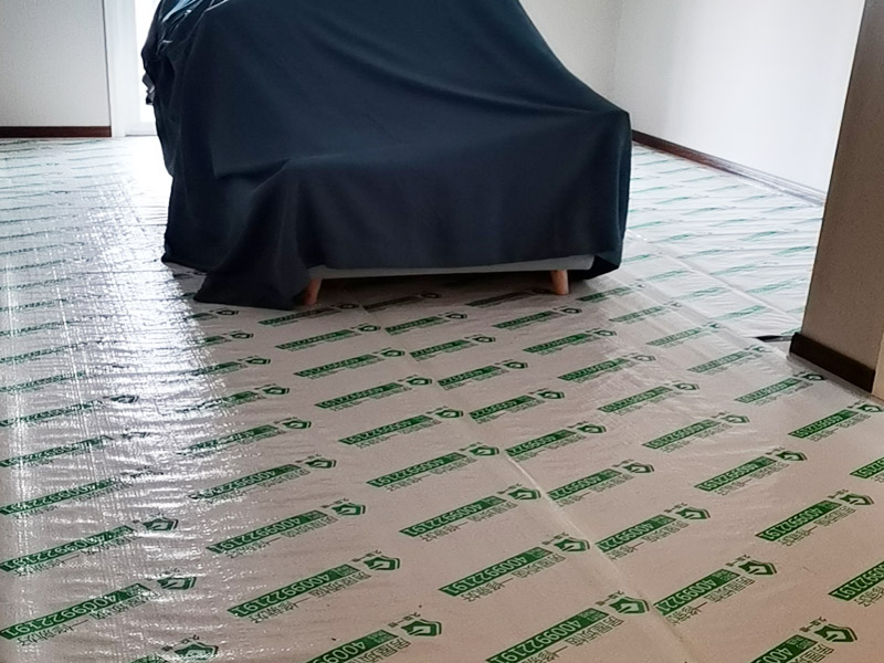 全屋地面家具成品保護(hù)：正確的施工順序應(yīng)該是搞好成品保護(hù)，地面鋪貼完成清潔干凈后，可以用厚一點(diǎn)的泡沫包裝膜，然后可以再加一層塑料膜，這樣就不至于損壞地磚了，也可以用保護(hù)膜，其效果與地板革相似。