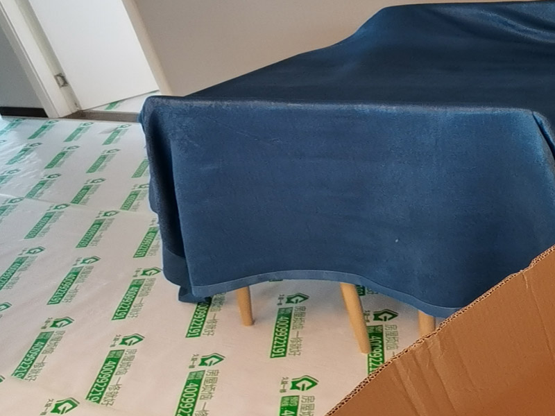 全屋地面家具成品保護(hù)：正確的施工順序應(yīng)該是搞好成品保護(hù)，地面鋪貼完成清潔干凈后，可以用厚一點(diǎn)的泡沫包裝膜，然后可以再加一層塑料膜，這樣就不至于損壞地磚了，也可以用保護(hù)膜，其效果與地板革相似。