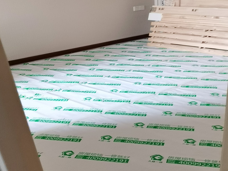 全屋地面家具成品保護(hù)：正確的施工順序應(yīng)該是搞好成品保護(hù)，地面鋪貼完成清潔干凈后，可以用厚一點(diǎn)的泡沫包裝膜，然后可以再加一層塑料膜，這樣就不至于損壞地磚了，也可以用保護(hù)膜，其效果與地板革相似。