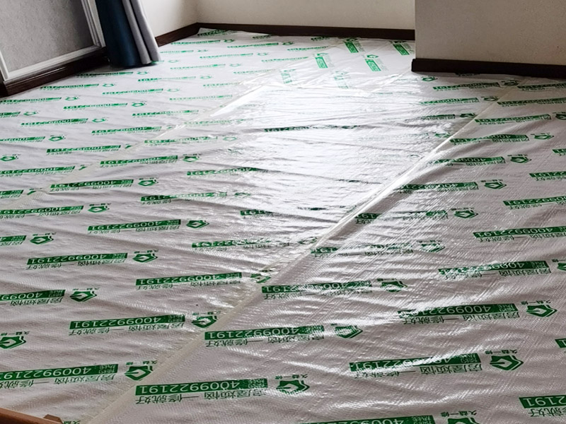 全屋地面家具成品保護(hù)：正確的施工順序應(yīng)該是搞好成品保護(hù)，地面鋪貼完成清潔干凈后，可以用厚一點(diǎn)的泡沫包裝膜，然后可以再加一層塑料膜，這樣就不至于損壞地磚了，也可以用保護(hù)膜，其效果與地板革相似。