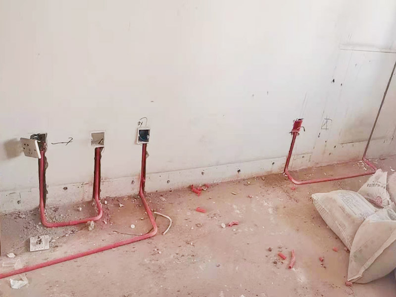 電路改造布線:首先要根據(jù)生活習(xí)慣對(duì)電路位置確定了，然后專業(yè)的電工會(huì)根據(jù)定位和電路走向，開布線槽。而布線一般采用的是線管暗埋的方式，這樣墻面就能保持美觀整潔，方便后期室內(nèi)設(shè)計(jì)。同時(shí)線管選擇冷彎管可以彎曲而不斷裂，這是布線的好選擇，因?yàn)樗霓D(zhuǎn)角是有弧度的，線可以隨時(shí)更換，而且不用開墻。