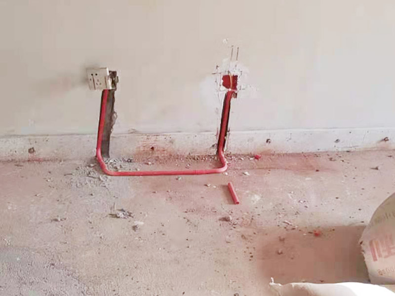 電路改造布線:首先要根據(jù)生活習(xí)慣對(duì)電路位置確定了，然后專業(yè)的電工會(huì)根據(jù)定位和電路走向，開布線槽。而布線一般采用的是線管暗埋的方式，這樣墻面就能保持美觀整潔，方便后期室內(nèi)設(shè)計(jì)。同時(shí)線管選擇冷彎管可以彎曲而不斷裂，這是布線的好選擇，因?yàn)樗霓D(zhuǎn)角是有弧度的，線可以隨時(shí)更換，而且不用開墻。