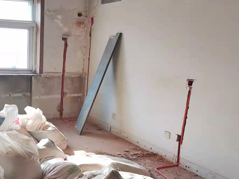 電路改造布線:首先要根據(jù)生活習(xí)慣對(duì)電路位置確定了，然后專業(yè)的電工會(huì)根據(jù)定位和電路走向，開布線槽。而布線一般采用的是線管暗埋的方式，這樣墻面就能保持美觀整潔，方便后期室內(nèi)設(shè)計(jì)。同時(shí)線管選擇冷彎管可以彎曲而不斷裂，這是布線的好選擇，因?yàn)樗霓D(zhuǎn)角是有弧度的，線可以隨時(shí)更換，而且不用開墻。