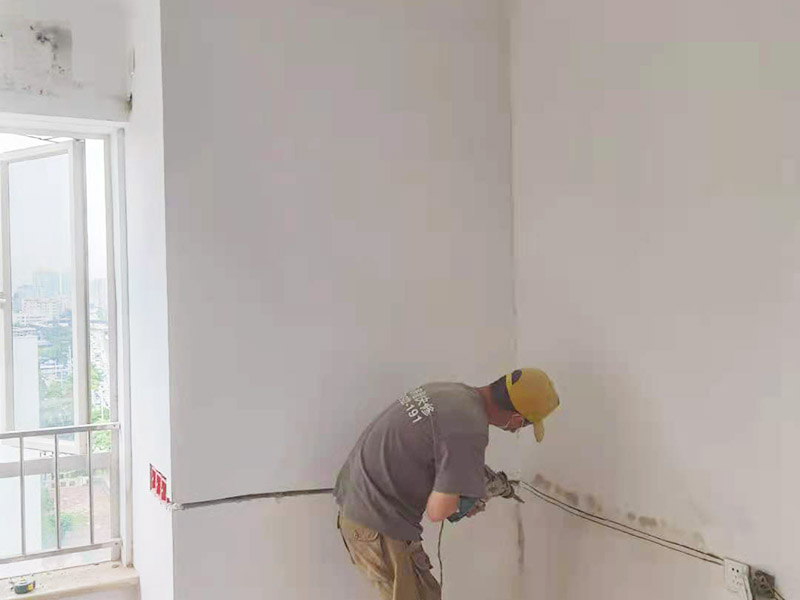 電路開槽移位維修：電路線路開槽深度應一致，槽線頂直，應先在墻面彈出控制線后，再用云石機切割墻面，人工開槽。線路安裝時必須加護線套管，套管連接應緊密、平順，直角拐角處應將角內(nèi)側切開，切口一側切圓弧形接口后，折彎安裝。