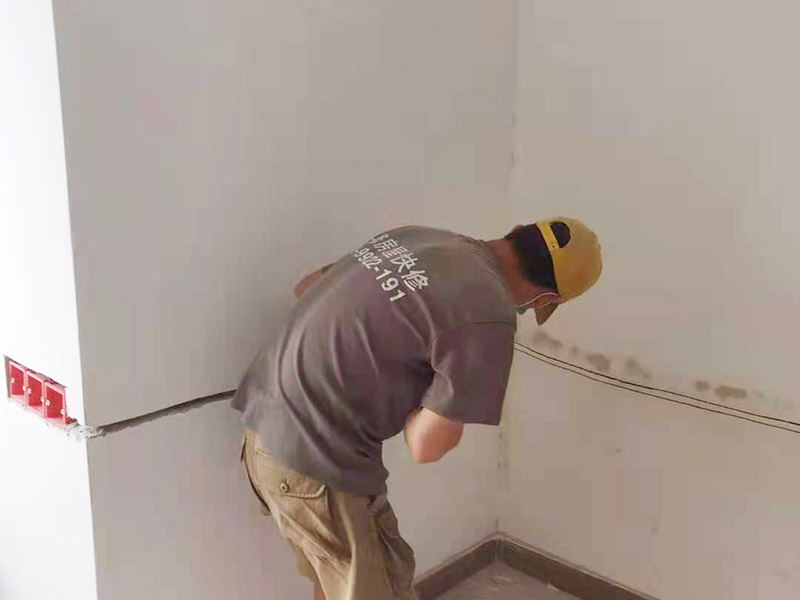 電路開槽移位維修：電路線路開槽深度應一致，槽線頂直，應先在墻面彈出控制線后，再用云石機切割墻面，人工開槽。線路安裝時必須加護線套管，套管連接應緊密、平順，直角拐角處應將角內(nèi)側切開，切口一側切圓弧形接口后，折彎安裝。