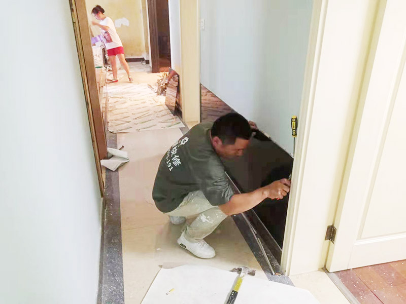 局部拆除裝修施工：主體拆改的過程中原材料的去留也是一個(gè)大問題，這在拆改前期就需要最好必須的準(zhǔn)備，可以直接使用的材料也可以保留下來，這樣可以有效回收利用并且可以節(jié)省開支。主體拆改變動(dòng)越大、所需要的工期就越長(zhǎng)，材料越高檔，相對(duì)價(jià)格就越高。