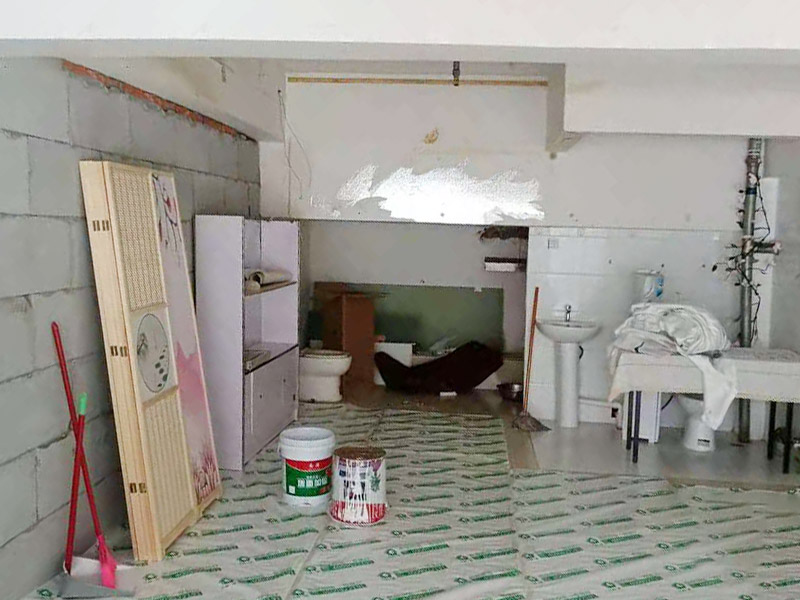 客廳石膏板隔斷安裝：石膏板宜豎向鋪設(shè)，首先確定龍骨上下兩端的方向，盡量使穿線孔對(duì)齊。同時(shí)記得豎龍骨的長(zhǎng)度尺寸，按現(xiàn)場(chǎng)實(shí)測(cè)尺寸為準(zhǔn);接著豎龍骨安裝就位后，保證垂直。注意輕鋼龍骨用專用防銹自攻螺釘固定并用電動(dòng)螺絲槍一次打入并擰緊；石膏板安裝時(shí)應(yīng)從板的中部向板的四邊固定。最后接縫處理使用廠家配套供應(yīng)的接縫用嵌縫膏和接縫帶。石膏板與周圍墻或柱要留有3mm的槽口，以便進(jìn)行防開裂處理。注意不可用滿批膩?zhàn)哟媲犊p膩?zhàn)印? width=