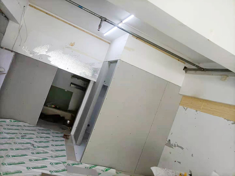 客廳石膏板隔斷安裝：石膏板宜豎向鋪設(shè)，首先確定龍骨上下兩端的方向，盡量使穿線孔對(duì)齊。同時(shí)記得豎龍骨的長(zhǎng)度尺寸，按現(xiàn)場(chǎng)實(shí)測(cè)尺寸為準(zhǔn);接著豎龍骨安裝就位后，保證垂直。注意輕鋼龍骨用專用防銹自攻螺釘固定并用電動(dòng)螺絲槍一次打入并擰緊；石膏板安裝時(shí)應(yīng)從板的中部向板的四邊固定。最后接縫處理使用廠家配套供應(yīng)的接縫用嵌縫膏和接縫帶。石膏板與周圍墻或柱要留有3mm的槽口，以便進(jìn)行防開裂處理。注意不可用滿批膩?zhàn)哟媲犊p膩?zhàn)印? width=