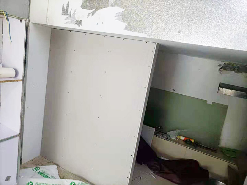 客廳石膏板隔斷安裝：石膏板宜豎向鋪設(shè)，首先確定龍骨上下兩端的方向，盡量使穿線孔對(duì)齊。同時(shí)記得豎龍骨的長(zhǎng)度尺寸，按現(xiàn)場(chǎng)實(shí)測(cè)尺寸為準(zhǔn);接著豎龍骨安裝就位后，保證垂直。注意輕鋼龍骨用專用防銹自攻螺釘固定并用電動(dòng)螺絲槍一次打入并擰緊；石膏板安裝時(shí)應(yīng)從板的中部向板的四邊固定。最后接縫處理使用廠家配套供應(yīng)的接縫用嵌縫膏和接縫帶。石膏板與周圍墻或柱要留有3mm的槽口，以便進(jìn)行防開裂處理。注意不可用滿批膩?zhàn)哟媲犊p膩?zhàn)印? width=