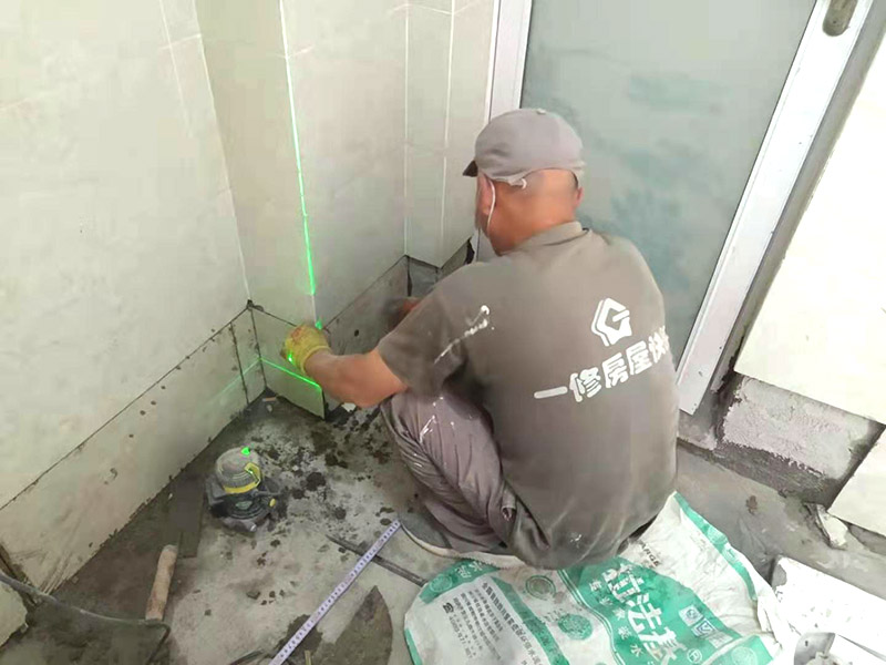 墻面標尺貼磚：墻上貼瓷磚，在鋪設(shè)墻磚之前，去除表面污垢并灑水，然后與水泥砂漿混合，在整平層完全干燥后進行平鋪。鋪設(shè)瓷磚后，需要檢查瓷磚是否有空鼓，該方法是用木柄敲擊磚表面，如果聲音下降表示有空鼓，就需要重新鋪設(shè)。