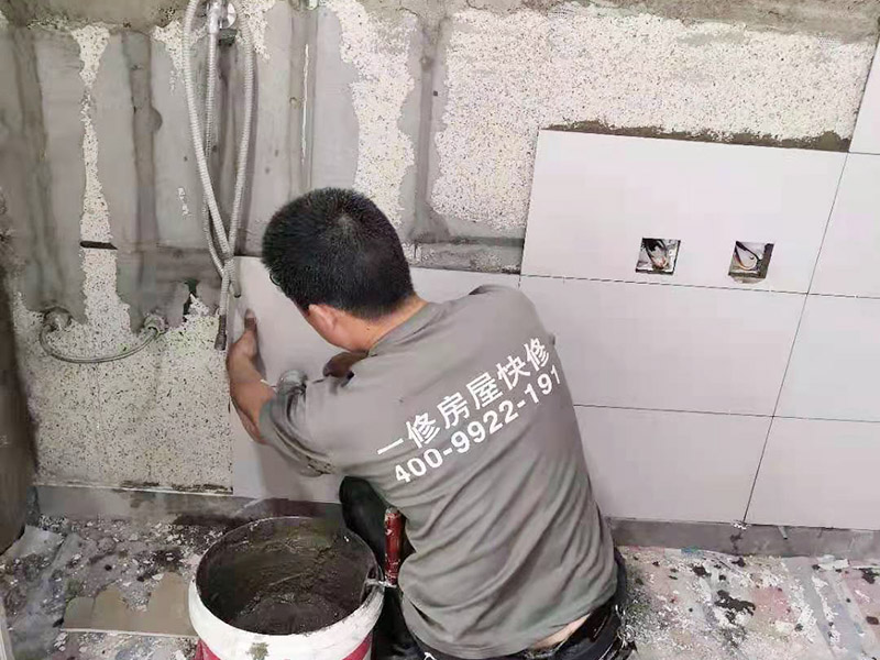 墻磚鋪貼施工:鋪貼時(shí)緊靠已鋪好的標(biāo)準(zhǔn)高度面開始施工,并用拉出的對(duì)縫平直線來控制瓷磚對(duì)縫的平直。鋪貼時(shí)水泥漿應(yīng)飽滿的抹干瓷磚背面,并用橡皮錘敲實(shí),以防止空鼓現(xiàn)象。并且一邊鋪貼一邊用水平尺檢查校正。并即刻擦去表面的水泥漿。
