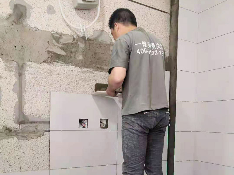 墻磚鋪貼施工：鋪貼時(shí)緊靠已鋪好的標(biāo)準(zhǔn)高度面開始施工，并用拉出的對(duì)縫平直線來控制瓷磚對(duì)縫的平直。鋪貼時(shí)水泥漿應(yīng)飽滿的抹干瓷磚背面，并用橡皮錘敲實(shí)，以防止空鼓現(xiàn)象。并且一邊鋪貼一邊用水平尺檢查校正。并即刻擦去表面的水泥漿。