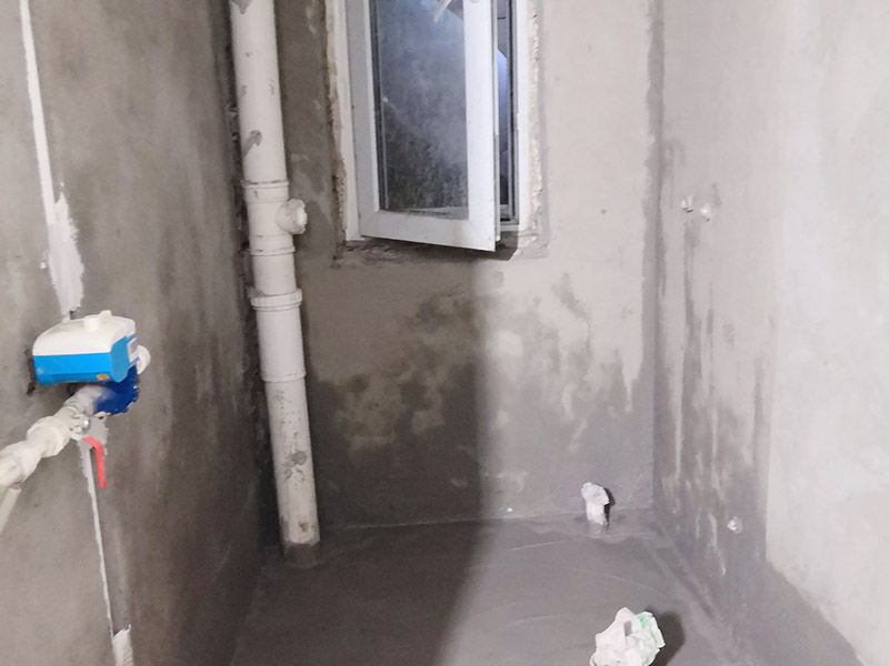 廚衛(wèi)改造裝修：舊廚房與舊衛(wèi)生間的內部結構相對都要復雜一些，廚房與衛(wèi)生間是一個家庭經常使用的區(qū)域，需要看各種管道原來的位置是否合適，如不合適需要改動，要出房屋圖紙交給裝修公司，由施工隊按圖紙進行必要的改造。而且拆除過程中不可避免的會損壞瓷磚，避免房屋其他區(qū)域二次污染，一定要做好成品保護。