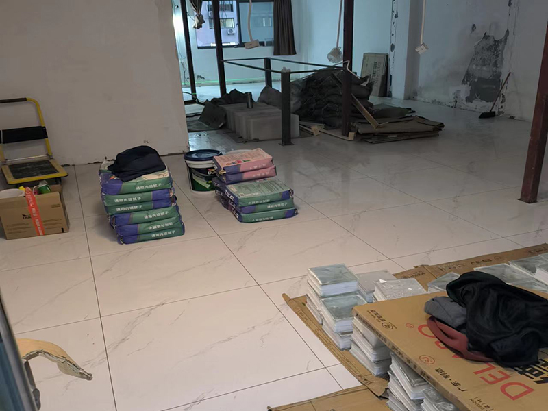 小編這次為各位展示的是泉州市鯉城區(qū)辦公室材料裝修翻新的施工案例，施工地址是衛(wèi)濱區(qū)世紀(jì)路隆勝華庭；客戶是網(wǎng)上找的一修公司，看評(píng)價(jià)以及服務(wù)項(xiàng)目還有綜合實(shí)力都不錯(cuò)，才選擇的我們。泉州市鯉城區(qū)辦公室材料裝修翻新案例中師傅把原來(lái)受潮的表面刮去，重新做防水，再刮膩?zhàn)?，再刷油漆。泉州市監(jiān)理全程跟蹤服務(wù)質(zhì)量，非常專(zhuān)業(yè)！而且一修可以選擇整裝還是局裝，可以選擇先服務(wù)后付款的付款方式等，如果您還有其他需求也可以到我們官網(wǎng)上查看更多的關(guān)于泉州市其他防水補(bǔ)漏維修，舊房全屋翻新，房屋各類(lèi)安裝等施工案例。