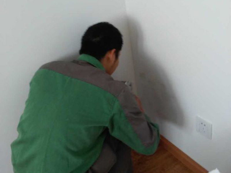 墻面有孔洞太難看？一修房屋快修老師傅教你怎么修補(bǔ)墻面孔洞