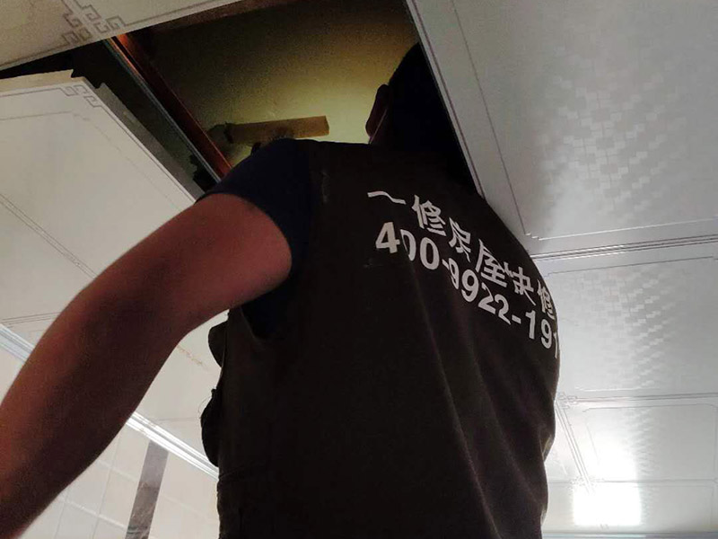 衛(wèi)生間天花板維修該找誰，武漢維修公司如何維修天花板