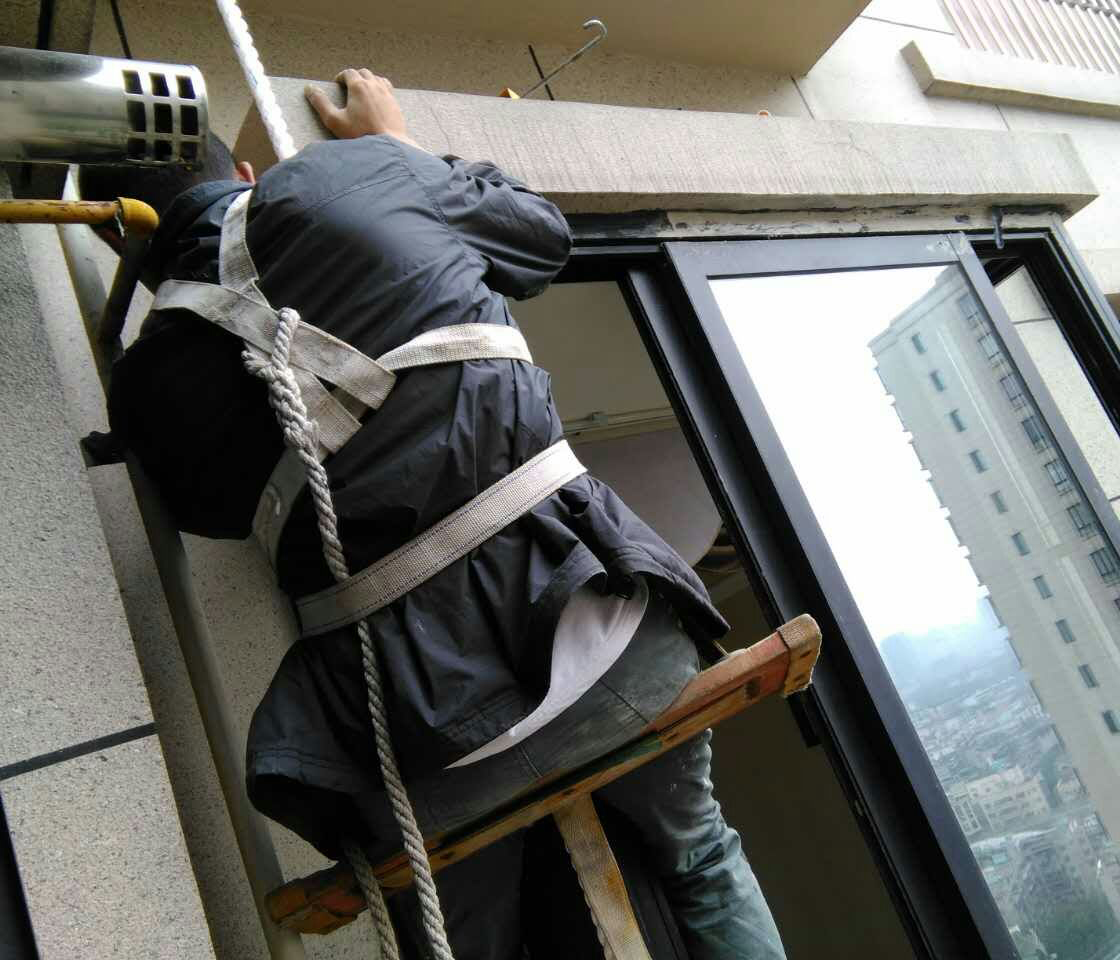 鄭州哪家維修公司可以維修鋁合金窗戶，鄭州鋁合金門窗玻璃修理師傅