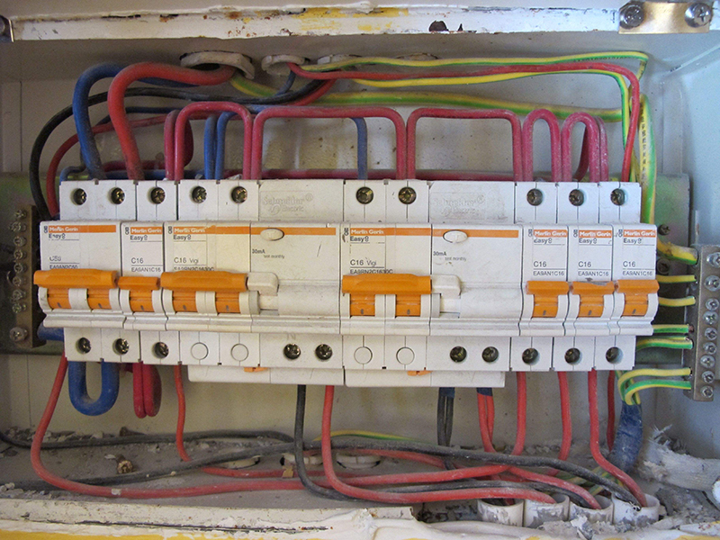 還在為不知道家里電路維修找誰而煩惱嗎，常見電路問題自己動手修