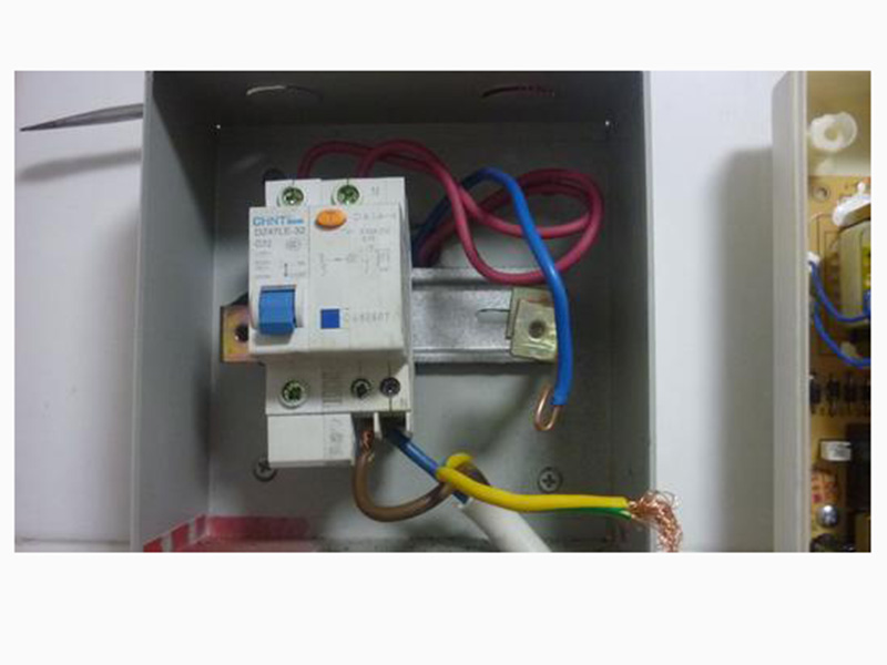 跳閘了怎么恢復用電，直接推上去是沒有用的，這樣處理更方便哦