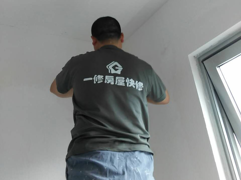 墻面有孔洞太難看？一修房屋快修老師傅教你怎么修補(bǔ)墻面孔洞