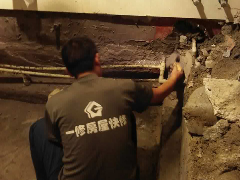 墻體內(nèi)水管漏水維修，管道換新后加固防