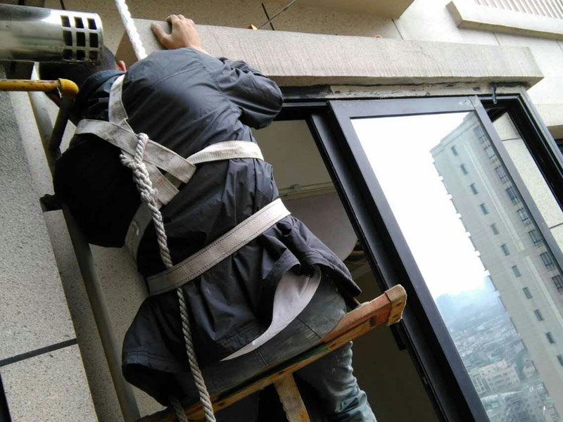 外墻防水補漏成因，室內(nèi)外溫差致雨水經(jīng)