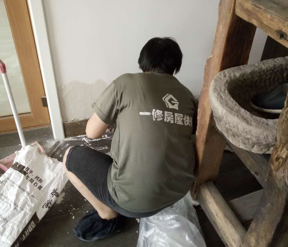 墻面滲水太難看？專業(yè)師傅告訴你原因，