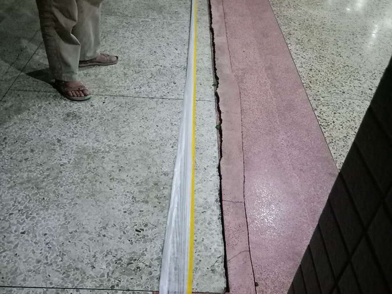 深圳車庫(kù)門(mén)維修有哪些方法，在軌道上噴