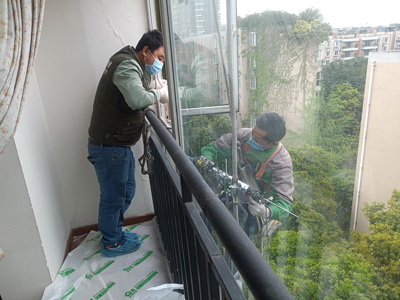 貴陽高層雙層玻璃碎了更換費(fèi)用？